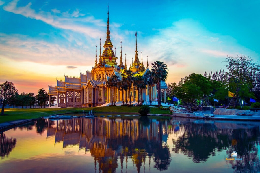 Beautiful Wat Non Kum temple glowing at sunset in Thailand – Auasia Travel